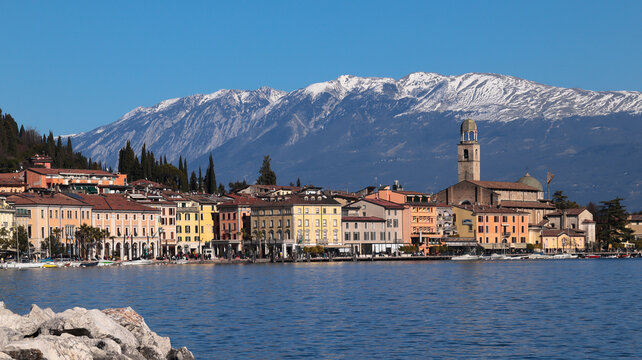 splendido panorama citt&agrave; di sal&ograve; lago di garda