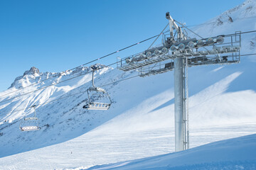 Une remontée mécanique sur un domaine skiable des alpes en France - obrazy, fototapety, plakaty
