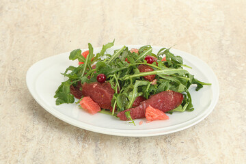 Duck salad with ruccola and grapefruit