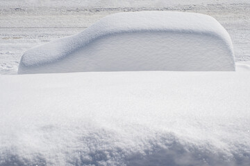 une voiture recouverte de neige