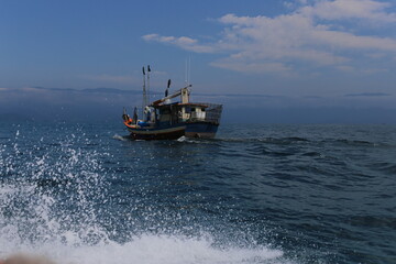 Barco de pesca em Paraty, próximo a Ponta da Juatinga.