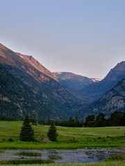 Obraz premium Sunset in the mountains with Sheep lake in the foreground in Rocky Mountains National Park