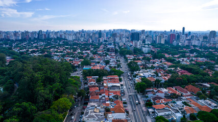 Obraz premium Aerial view of Ibirapuera Park in São Paulo, Brazil. Park with preserved green area. Residential and commercial buildings in the background