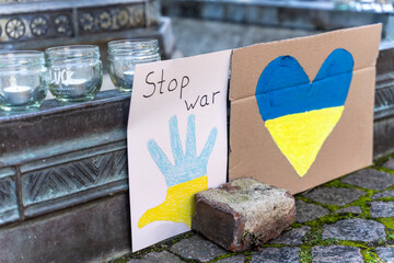 Plakate zur Unterstützung der Ukraine vor Kerzen / der Fotografen-Anteil vom Verkauf wird...