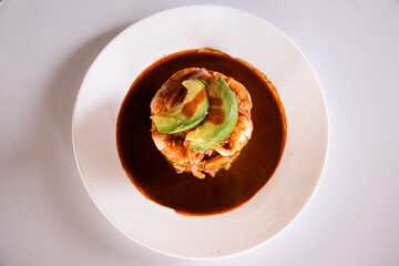 Torre de mariscos bañada en salsas 