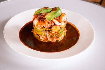 Torre de mariscos con aguacate, cebolla y ensalsada 