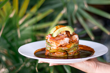 Torre de mariscos frente a palmeras 