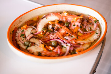 Carpaccio de pulpo con encurtidos 