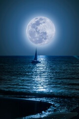 Segelboot in einer Vollmondnacht