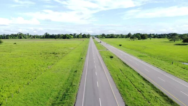 Cancha desde el cielo, hermosa autopista con verde a los lados