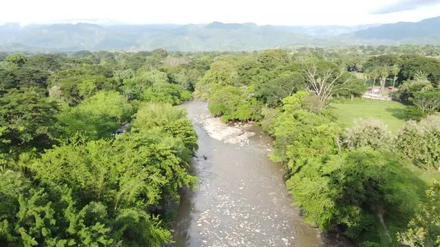 Hermoso r&iacute;o empedrado a lo largo del valle. Puente para cruzar