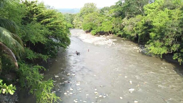 Hermoso r&iacute;o empedrado a lo largo del valle. Puente para cruzar