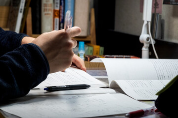自宅で試験勉強をする学生  クローズアップ