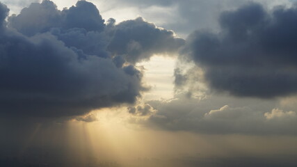 Obraz premium The beautiful city overlook view from the top of one skyscraper with the cloudy sky