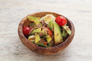 Salad with tuna and avocado