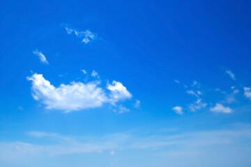 紺色の青空にちぎれ雲が漂う