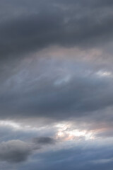 灰色の空から光が溢れる