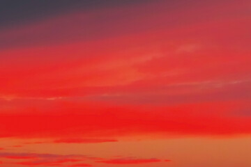 赤い染物のような鮮彩な夕焼け