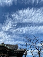 Obraz premium japanese temple roof with cloud patterns in the sky