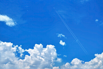 夏の青空と飛行機雲 - obrazy, fototapety, plakaty
