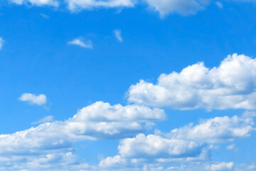透き通る青空と雲