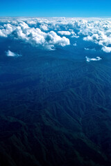 雲の下に見える雄大な山脈