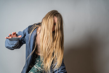 Liebenswertes Porträt eines schönen, hübschen, jungen Mädchens. In grauen Jacke fühlt sich die...