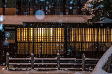 Fototapeta premium 冬の飛騨高山 雪降る夜