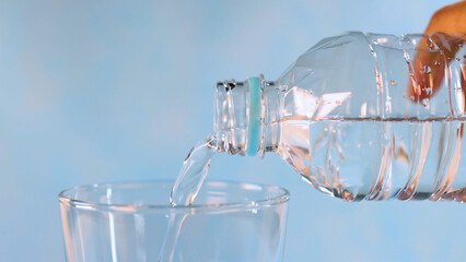 ペットボトルの水をグラスに注ぐ