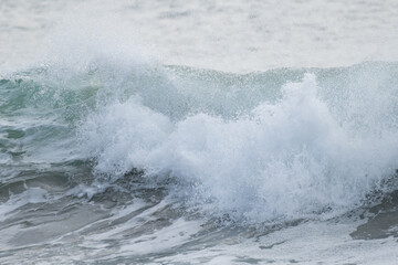 打ち寄せる波