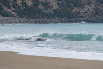 打ち寄せる波