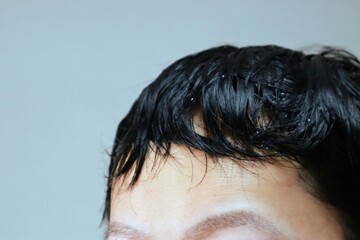 シャンプー後で髪が濡れた男性のクローズアップ