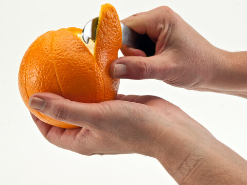 Pelando una mandarina, quitando concha a una mandarina. Stock