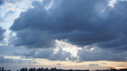Obraz premium The beautiful sunset view with the colorful clouds and sky in the city