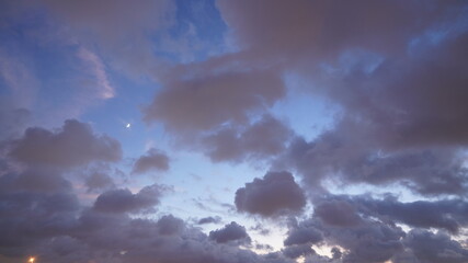 Obraz premium The beautiful sunset view with the colorful clouds and sky in the city