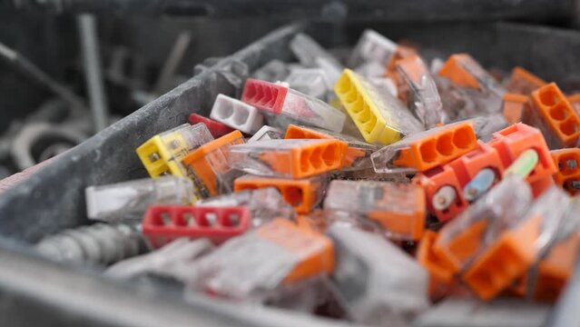 Pile of self-locking splice connectors