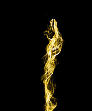 vagues d'&eacute;nergie de lumi&egrave;re jaune sombre et verticale en emm&ecirc;lement  sur fond noir avec profondeur de champ pour effet visuel