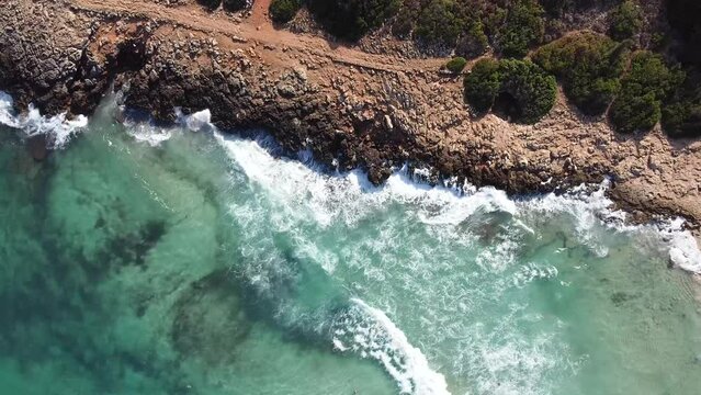 Olas de color azul turquesa rompiendo contra la costa de palma de Mallorca