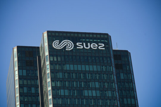 view on the Suez signboard