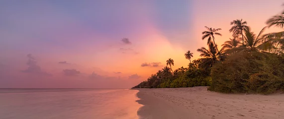 Fototapete Lavendel Inselstrand bei Sonnenuntergang. Tropische malerische Sommerlandschaft. Luxusreise Urlaubsziel. Bunter Himmel des exotischen Strandküstensonnenaufgangs, Sonnenstrahlen. Erstaunliches Naturufer, Entspannung, Abenteuerpanorama der Freiheit  © icemanphotos