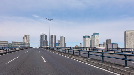 晴海埠頭と豊洲埠頭を結ぶ環状第2号線の豊洲大橋から湾岸のタワーマンション群