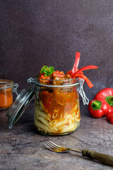 Ungarisches Gulasch mit Nudeln im Glas. Zum Mitnehmen