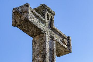 Crucifixo, cruz perto de uma ponte romana no rio Zêzere na região de Teixoso, Covilhã em Portugal