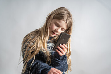 Porträt Mädchen Kinder spielen auf Handy, Tablett oder Computer, fasziniert von den modernen...