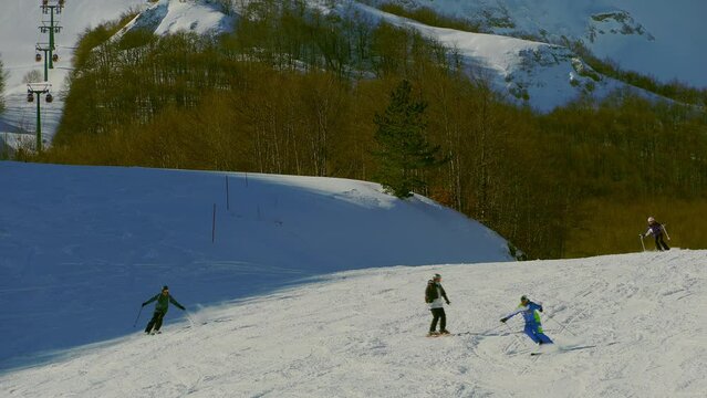 Skiers have fun on the ski slopes of the Aremogna ski area. Aremogna skyresort, Roccaraso, province of L'Aquila, Abruzzo, Italy