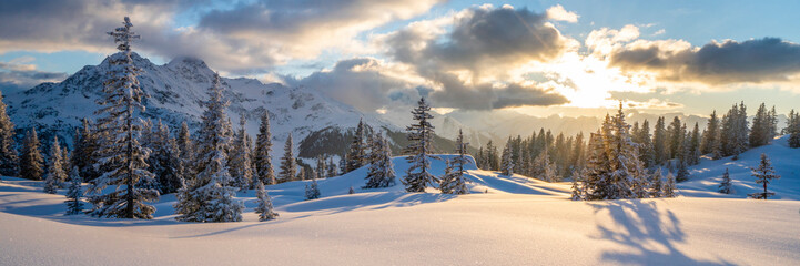 Sonnenuntergang in den verschneiten Bergen