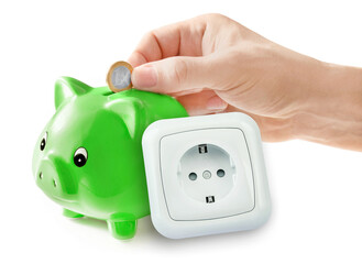 Konzept Energiekosten mit Euro, Steckdose und grünem Sparschwein mit Hand