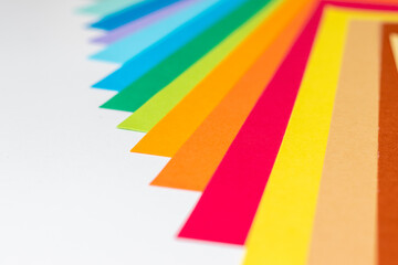 白い机の上のカラフルな色画用紙
