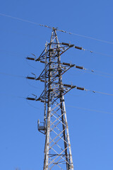 青空背景の送電設備