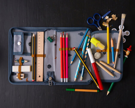 Federtasche mit bunten Stiften Querformat